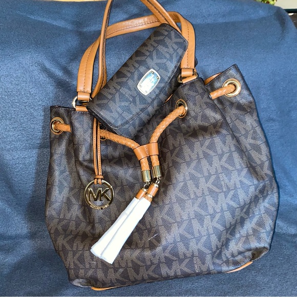 Michael Kors Collection, Bucket bag and wallet - Picture 7 of 16